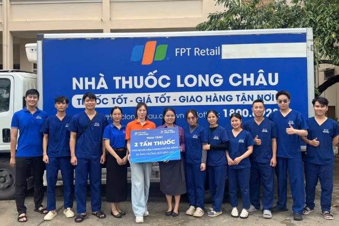 Long Châu phối hợp cùng Sở Y tế thành phố trao tặng thuốc và vật tư y tế, hỗ trợ người dân Đà Nẵng bị ảnh hưởng bởi mưa, lũ.