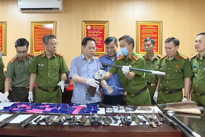 Lực lượng chức năng tỉnh Thanh Hóa xem xét vũ khí cùng ma túy tang vật.