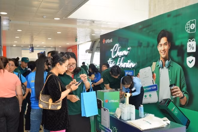 Đông đảo khách tham quan ghé thăm và trải nghiệm các dịch vụ của VPBank tại Ngày hội.