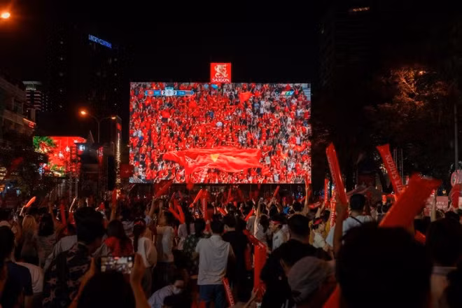 Dưới màn hình LED khổng lồ tại đại lộ Lê Lợi, Bia Saigon đã gắn kết hàng triệu con tim cùng hòa chung niềm tự hào và tình yêu bóng đá Việt Nam.