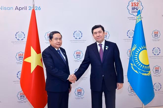 Chủ tịch Quốc hội Trần Thanh Mẫn hội kiến Chủ tịch Hạ viện Kazakhstan Yerlan Koshanov nhân dịp tham dự Đại hội đồng IPU-132. (Ảnh: TTXVN)