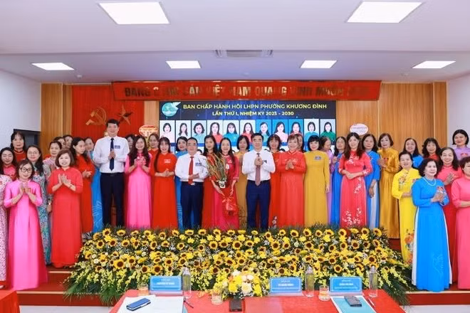 Các đồng chí lãnh đạo phường tặng hoa chúc mừng Ban Chấp hành Hội Liên hiệp phụ nữ phường Khương Đình nhiệm kỳ 2025-2030.