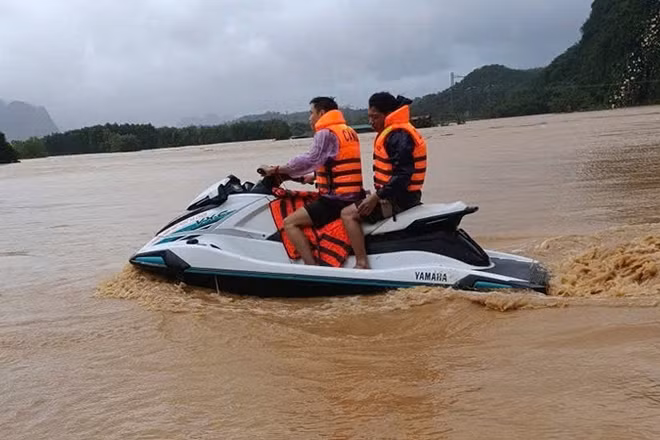 Lực lượng chuyên nghiệp cứu hộ nạn nhân bị lũ cô lập.