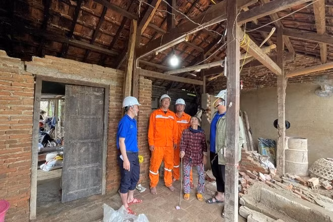 Điện sáng trở lại trong những ngôi nhà vùng tâm bão, tâm lũ Đắk Lắk.