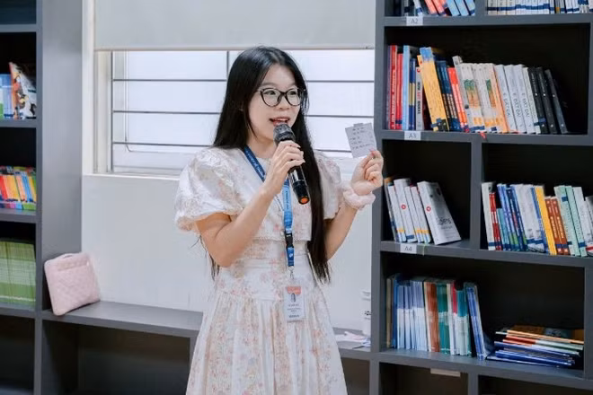 Cô Nguyễn Thị Thu Hường trong một giờ dạy Ngữ văn tại Trường trung học phổ thông FPT Tây Hà Nội.