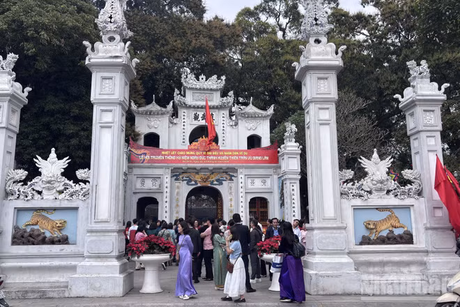 [Ảnh] Người dân Hà Nội nô nức đi lễ chùa đầu năm 