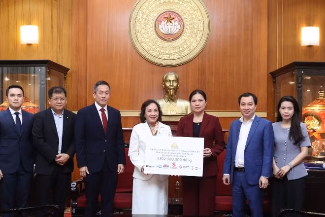 Lãnh đạo Sabeco và lãnh đạo Tập đoàn TCC trao tặng ủng hộ đồng bào bão lụt. 