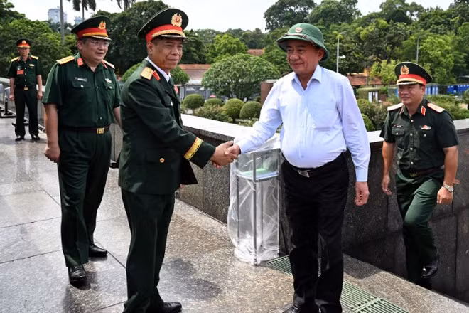 Thường trực Ban Bí thư Trần Cẩm Tú kiểm tra tiến độ, chất lượng các hạng mục hạ tầng tại khu vực Quảng trường Ba Đình. (Ảnh: DUY LINH)