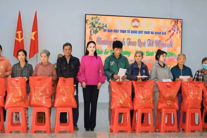 Bà Lê Nữ Thùy Dương trao quà Tết tới các hộ khó khăn xã Xuân Quế.