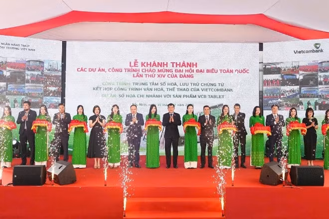 Ban lãnh đạo Vietcombank cùng các đại biểu thực hiện nghi thức cắt băng khánh thành Trung tâm số hóa, lưu trữ chứng từ kết hợp công trình văn hóa-thể thao của Vietcombank tại Bắc Ninh.