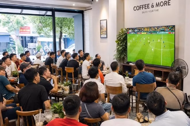 Khán giả dõi theo một trận đấu của World Cup 2026, giải đấu Techcombank đóng vai trò Nhà tài trợ Quốc gia đồng hành cùng VTV mang bản quyền giải đấu về Việt Nam.