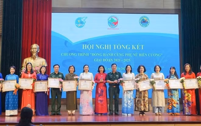 Lãnh đạo Hội Liên hiệp Phụ nữ Việt Nam và Thủ trưởng Bộ Tư lệnh Bộ đội Biên phòng trao tặng Bằng khen cho tập thể, cá nhân có thành tích nổi bật trong chương trình "Đồng hành cùng phụ nữ biên cương", giai đoạn 2021-2025. (Ảnh: DUY KHIÊM)