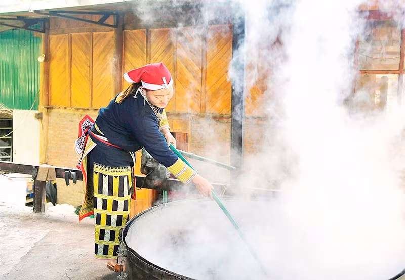 Mô hình tắm lá thuốc của người Dao xã Tả Phìn mang lại thu nhập ổn định cho chị em phụ nữ.