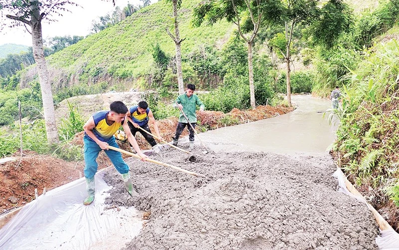 Qua phong trào thi đua "Dân vận khéo" đã huy động hàng trăm nghìn ngày công lao động để làm đường giao thông nông thôn.