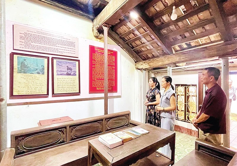 Nhà lưu niệm thơ Tú Xương, điểm tham quan hấp dẫn của du khách và người dân địa phương.