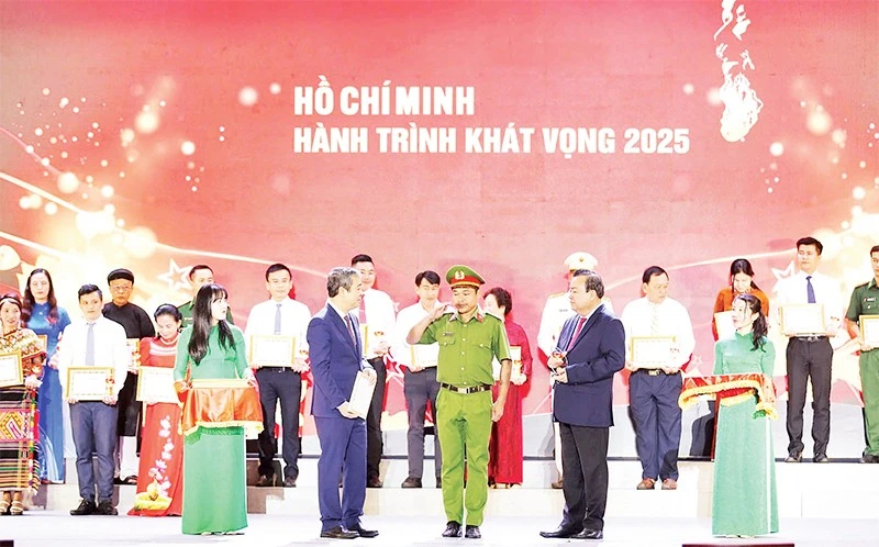 Lãnh đạo Ban Tuyên giáo và Dân vận Trung ương tuyên dương gương điển hình tiêu biểu trong học tập và làm theo tư tưởng, đạo đức, phong cách Hồ Chí Minh khu vực phía nam.