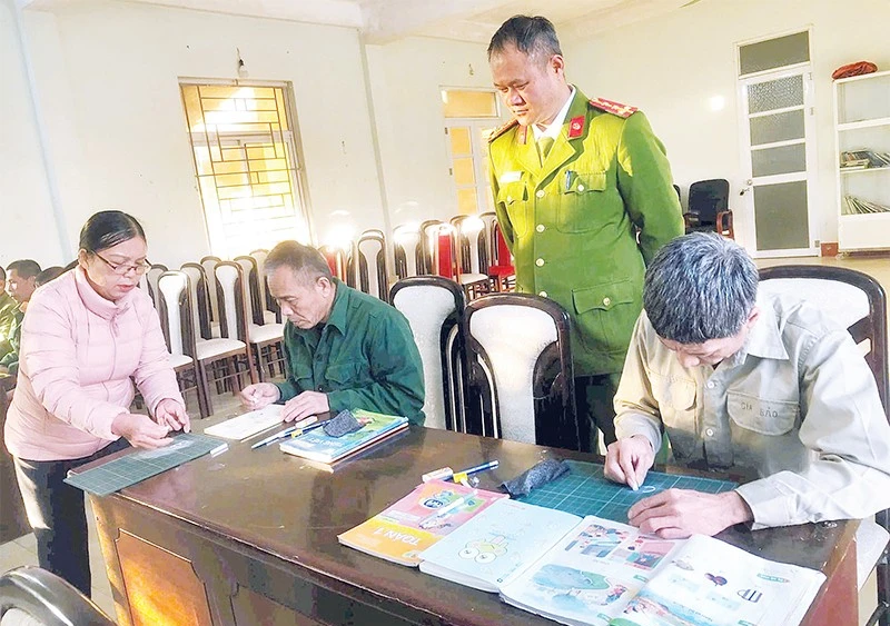 Học viên tại Cơ sở cai nghiện ma túy tỉnh Lạng Sơn được giáo viên Trường tiểu học xã Tân Đoàn dạy bổ túc văn hóa, xóa mù chữ.