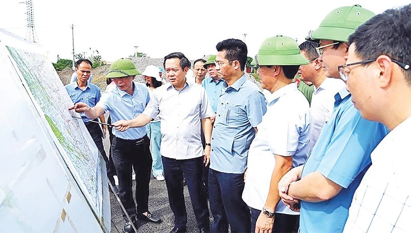 Lãnh đạo tỉnh Ninh Bình kiểm tra tiến độ thi công tại nút giao tuyến đường bộ mới Nam Định-Lạc Quần-Đường bộ ven biển. (Ảnh VĂN HUỲNH)