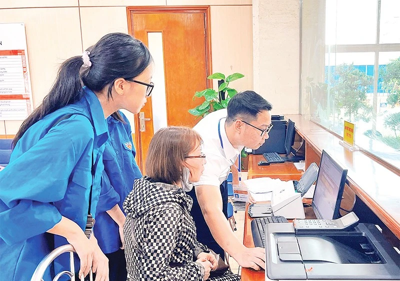 Tuổi trẻ phường Hải An (Hải Phòng) hỗ trợ người dân thực hiện dịch vụ công trên nền tảng công nghệ thông tin.
