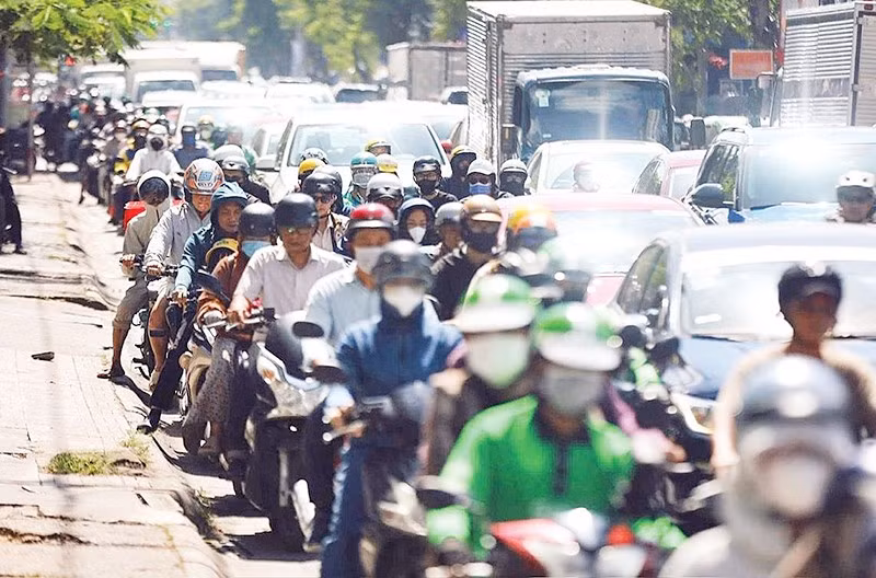 Đường Nguyễn Tất Thành, một trong những tuyến đường thường xuyên ùn tắc giao thông nghiêm trọng. (ẢNH THẾ ANH)