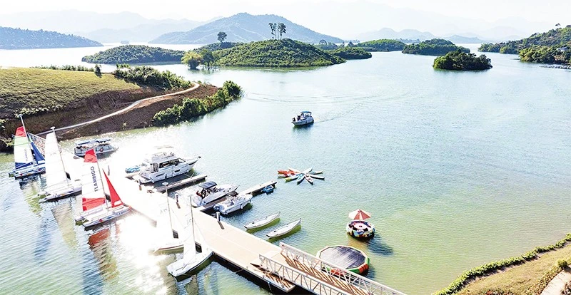 Bến du thuyền tại Flamingo Maison 108 đưa du khách trải nghiệm trên hồ, mở ra các hoạt động du ngoạn và khám phá cảnh quan hồ Núi Cốc.