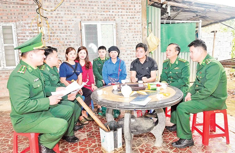 Bộ đội Biên phòng tỉnh Lào Cai tuyên truyền bầu cử cho người dân biên giới.