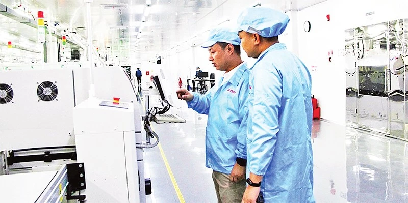 Dây chuyền sản xuất linh kiện điện tử tại Công ty trách nhiệm hữu hạn Sunwoda Việt Nam, Khu công nghiệp Vân Trung. (Ảnh TRƯỜNG SƠN)