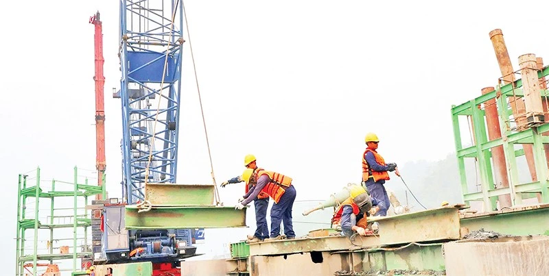 Các kỹ sư, công nhân sôi nổi khí thế làm việc những ngày đầu năm mới.