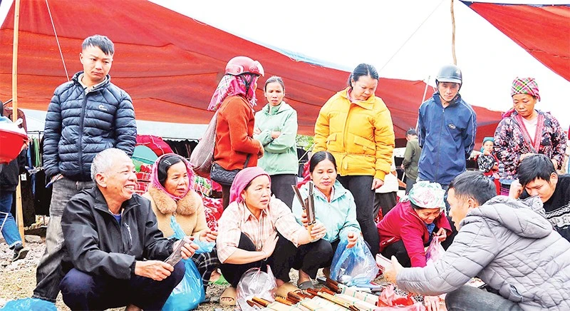 Người dân và khách du lịch tham quan chợ phiên Tủa Thàng.