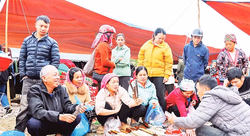 Người dân và khách du lịch tham quan chợ phiên Tủa Thàng.