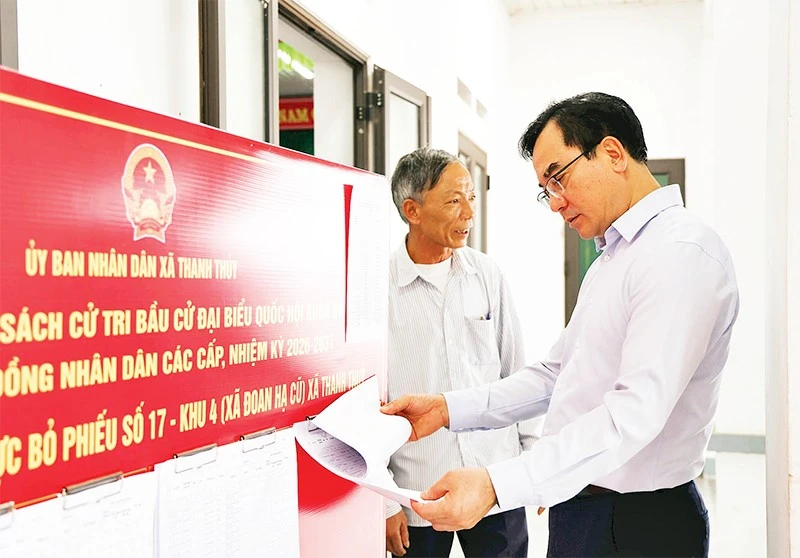 Bí thư Đảng ủy xã Thanh Thủy chuẩn bị công tác bầu cử tại điểm bầu cử trên địa bàn xã.