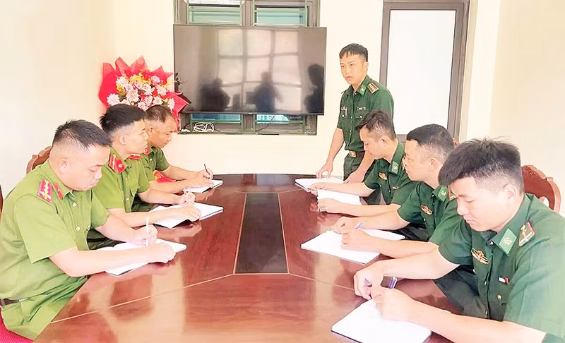 Một cuộc họp giữa lực lượng công an xã với Trạm Kiểm soát biên phòng Keo Muông, xã Phiêng Khoài về tuyên truyền công tác đấu tranh phòng chống xuất, nhập cảnh trái phép.