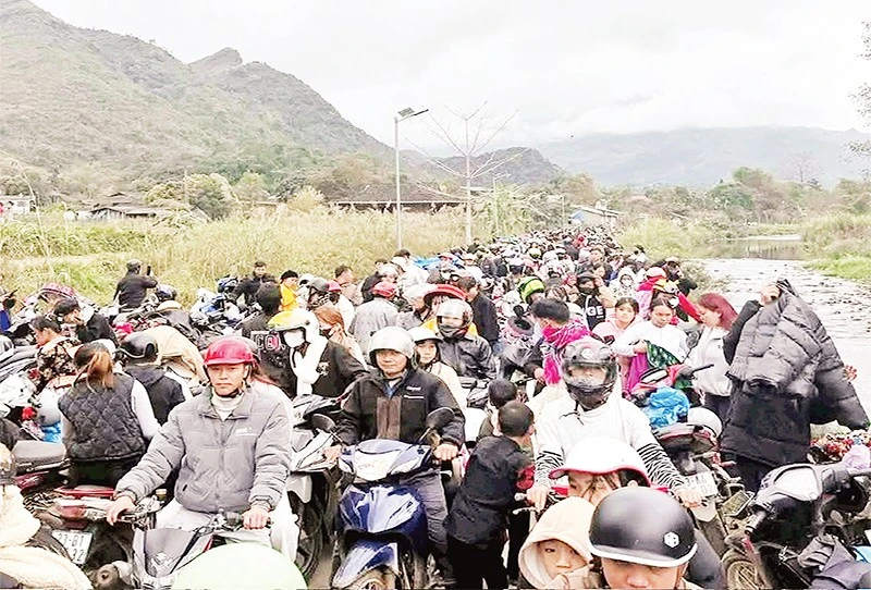 Tình trạng ùn ứ, ách tắc giao thông thường xuyên xảy ra tại các tuyến đường trên vùng cao nguyên đá Đồng Văn trong dịp cao điểm đón khách du lịch.