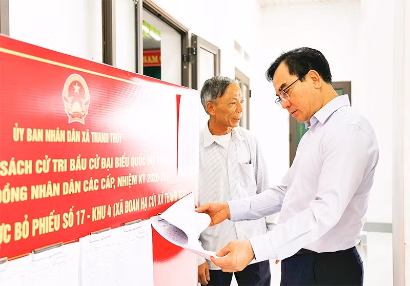 Bí thư Đảng ủy xã Thanh Thủy chuẩn bị công tác bầu cử tại điểm bầu cử trên địa bàn xã.