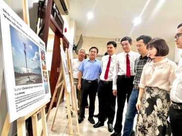 Các đại biểu cùng xem các tác phẩm đạt giải của Cuộc thi. (Ảnh: QUANG QUÝ)