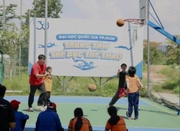 Các em học sinh cùng tham gia chơi môn bóng rổ. (Ảnh: DUYÊN BÙI)
