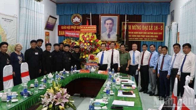 Bí thư Tỉnh ủy An Giang Lê Hồng Quang cùng đoàn công tác tặng hoa, quà chúc mừng Ban Trị sự Trung ương Giáo hội Phật giáo Hòa Hảo.