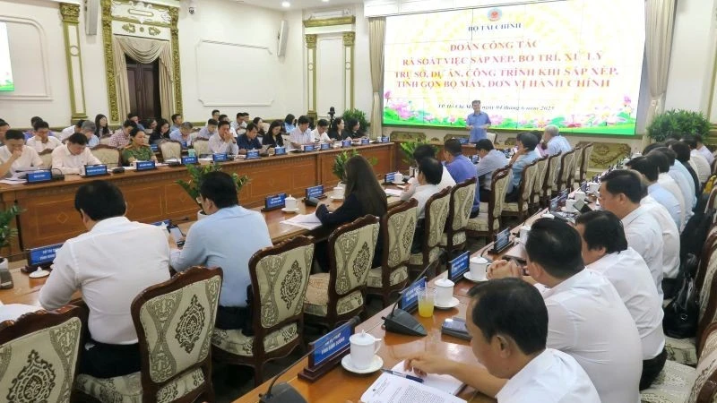 Quang cảnh buổi làm việc Đoàn công tác rà soát việc sắp xếp, bố trí, xử lý trụ sở, dự án, công trình khi sắp xếp, tinh gọn bộ máy, đơn vị hành chính.