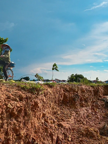Ảnh - Trang 1 Đê Bối Dẫn Vào Thôn Đồng Đạo, Xã Hợp Thịnh (Bắc Ninh) Bị Nước Lũ Khoét Sâu Làm Hỏng Cả Phần Bê Tông.