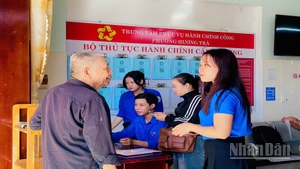 Tuổi trẻ Hương Trà hướng dẫn, hỗ trợ người dân tại Trung tâm phục vụ hành chính công phường Hương Trà với tinh thần xung kích, tình nguyện và trách nhiệm.