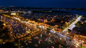 Một góc phố cổ Hội An nhìn từ trên cao về đêm.