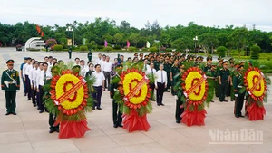 Các đoàn đại biểu đã đến dâng hương, dâng hoa tưởng nhớ các anh hùng liệt sĩ tại nghĩa trang liệt sĩ ở phường Quảng Phú, thành phố Đà Nẵng.