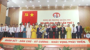 Ban Chấp hành Đảng bộ phường Quảng Phú, nhiệm kỳ 2025-2030 ra mắt tại đại hội.
