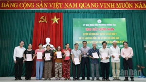 Phường Hương Trà trao giấy chứng nhận quyền sử dụng đất, quyền sở hữu nhà ở và tài sản khác gắn liền với đất cho công dân.