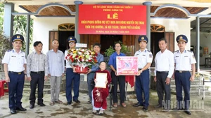 Bộ Tư lệnh Vùng Cảnh sát biển 2 nhận phụng dưỡng mẹ Việt Nam Anh hùng Nguyễn Thị Thoại.