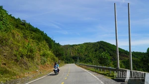 Nhiều trụ điện đã được dựng dọc đường Trường Sơn Đông qua địa phận xã Trà Đốc nhưng vẫn chưa được kéo dây, lắp đặt công tơ, trạm biến áp.