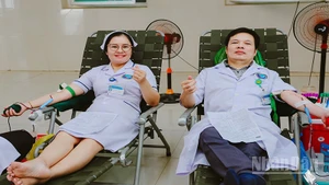 Gần 100 nhân viên y tế thuộc Bệnh viện đa khoa Trung ương Quảng Nam tham gia hiến máu tình nguyện.