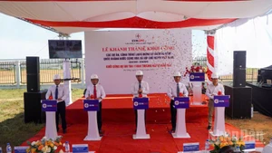 Các đại biểu thực hiện nghi thức bấm nút khởi công.