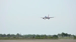 Máy bay hãng Vietjet Air hạ cánh xuống sân bay Chu Lai.