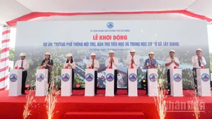 Các đại biểu thực hiện nghi thức ấn nút khởi động dự án.